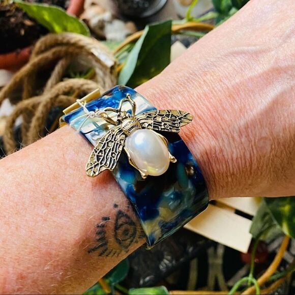 Amrita Singh Open Resin Bee Pearl Cuff - Picture 3 of 4